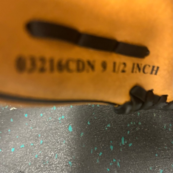 Spalding Youth left hand 9.5” T100 baseball glove - Picture 6 of 7